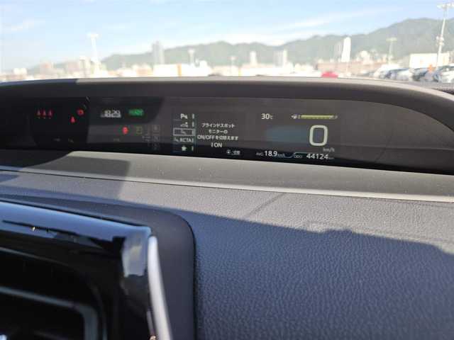 トヨタ プリウス SセーフティプラスⅡ 香川県 2021(令3)年 4.5万km プラチナホワイトパールマイカ ワンオーナー/純正9型ナビ/　(Bluetooth/CD/DVD)/フルセグTV/バックカメラ/ビルトインETC/純正ドライブレコーダー/レーダークルーズコントロール/インテリジェントクリアランスソナー/セーフティセンス/・プリクラッシュセーフティ/・レーントレーシングアシスト/・オートマチックハイビーム/・ロードサインアシスト/・先行車発進告知機能/ブラインドスポットモニター/リアクロストラフィックアラート/LEDヘッドランプ/合皮巻きステアリング/スマートエントリー/スタートシステム/禁煙車
