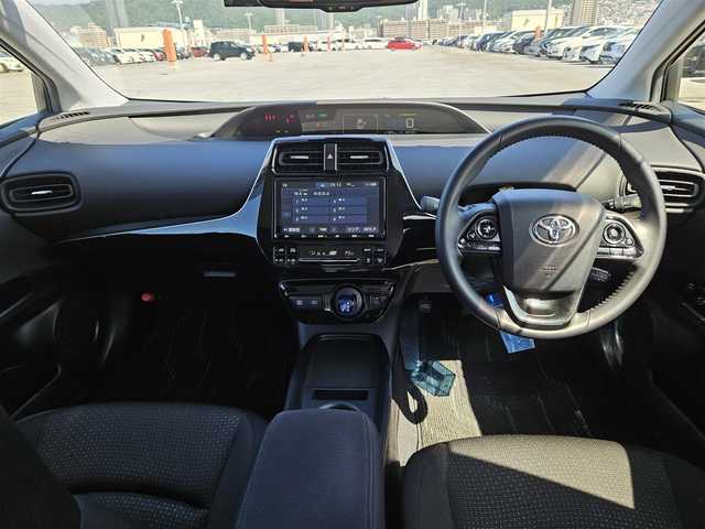 トヨタ プリウス SセーフティプラスⅡ 香川県 2021(令3)年 4.5万km プラチナホワイトパールマイカ ワンオーナー/純正9型ナビ/　(Bluetooth/CD/DVD)/フルセグTV/バックカメラ/ビルトインETC/純正ドライブレコーダー/レーダークルーズコントロール/インテリジェントクリアランスソナー/セーフティセンス/・プリクラッシュセーフティ/・レーントレーシングアシスト/・オートマチックハイビーム/・ロードサインアシスト/・先行車発進告知機能/ブラインドスポットモニター/リアクロストラフィックアラート/LEDヘッドランプ/合皮巻きステアリング/スマートエントリー/スタートシステム/禁煙車