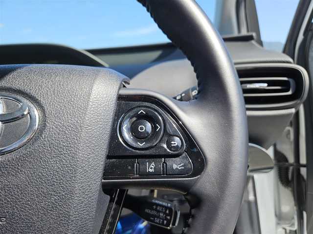 トヨタ プリウス SセーフティプラスⅡ 香川県 2021(令3)年 4.5万km プラチナホワイトパールマイカ ワンオーナー/純正9型ナビ/　(Bluetooth/CD/DVD)/フルセグTV/バックカメラ/ビルトインETC/純正ドライブレコーダー/レーダークルーズコントロール/インテリジェントクリアランスソナー/セーフティセンス/・プリクラッシュセーフティ/・レーントレーシングアシスト/・オートマチックハイビーム/・ロードサインアシスト/・先行車発進告知機能/ブラインドスポットモニター/リアクロストラフィックアラート/LEDヘッドランプ/合皮巻きステアリング/スマートエントリー/スタートシステム/禁煙車