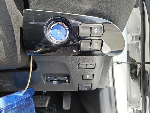 トヨタ プリウス SセーフティプラスⅡ 香川県 2021(令3)年 4.5万km プラチナホワイトパールマイカ ワンオーナー/純正9型ナビ/　(Bluetooth/CD/DVD)/フルセグTV/バックカメラ/ビルトインETC/純正ドライブレコーダー/レーダークルーズコントロール/インテリジェントクリアランスソナー/セーフティセンス/・プリクラッシュセーフティ/・レーントレーシングアシスト/・オートマチックハイビーム/・ロードサインアシスト/・先行車発進告知機能/ブラインドスポットモニター/リアクロストラフィックアラート/LEDヘッドランプ/合皮巻きステアリング/スマートエントリー/スタートシステム/禁煙車