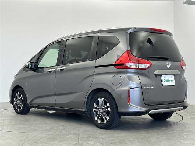 ホンダ フリード クロスター ホンダセンシング 愛知県 2021(令3)年 3.5万km スーパープラチナグレーメタリック ホンダセンシング/　　・衝突軽減ブレーキシステム/　　・歩行者事故低減ステアリング/　　・路外逸脱抑制機能/　　・アダプティブクルーズコントロール/　　・車線維持支援システム/　　・誤発信抑制機能/　　・先行車発進お知らせ機能/　　・標識認識機能/純正9インチインターナビ/　　・CD/DVD/フルセグ/Bluetooth/両側パワースライドドア/寒冷地仕様/ワイパーデアイサー/バックカメラ/ETC/本革巻ステアリングリモコン/ハーフレザーシート/シートヒーター（前席）/キャプテンシート/ロールサンシェード/純正LEDヘッドライト/フォグランプ/純正15インチアルミホイール/取扱説明書/保証書/スペアキー