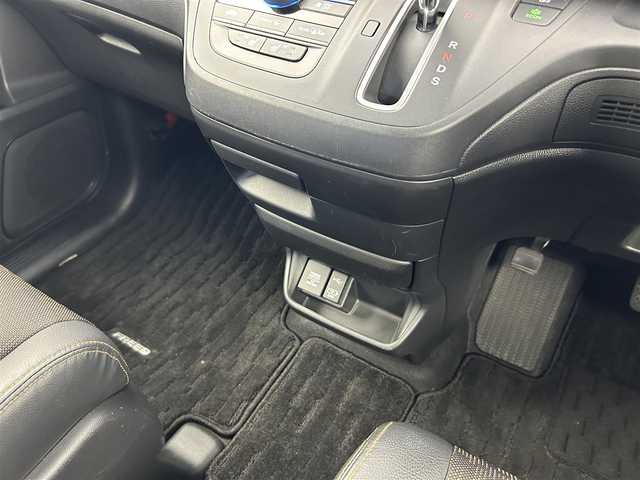 ホンダ フリード クロスター ホンダセンシング 愛知県 2021(令3)年 3.5万km スーパープラチナグレーメタリック ホンダセンシング/　　・衝突軽減ブレーキシステム/　　・歩行者事故低減ステアリング/　　・路外逸脱抑制機能/　　・アダプティブクルーズコントロール/　　・車線維持支援システム/　　・誤発信抑制機能/　　・先行車発進お知らせ機能/　　・標識認識機能/純正9インチインターナビ/　　・CD/DVD/フルセグ/Bluetooth/両側パワースライドドア/寒冷地仕様/ワイパーデアイサー/バックカメラ/ETC/本革巻ステアリングリモコン/ハーフレザーシート/シートヒーター（前席）/キャプテンシート/ロールサンシェード/純正LEDヘッドライト/フォグランプ/純正15インチアルミホイール/取扱説明書/保証書/スペアキー