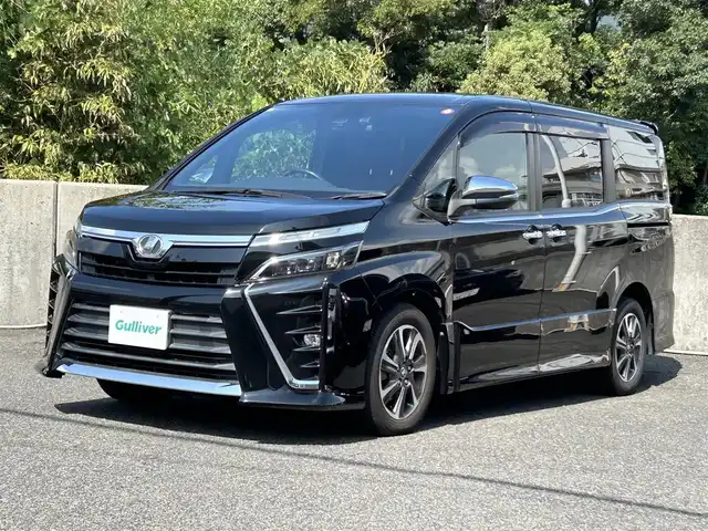トヨタ ヴォクシー ZS 煌 長崎県 2018(平30)年 8.4万km ブラック/ホワイト ワンオーナー/プッシュスタート/スマートキー/純正SDナビ(FM/AM/フルセグ/SD/BT)/純正フリップダウンモニター/バックカメラ/両側パワスラ/ビルトインETC/ナビ連動型ドラレコ/DUALエアコン/クルーズコントロール/純正フロアマット/ドアバイザー/純正16インチアルミ/ABS/横滑り防止装置/オートライト/アダプティブハイビーム/SRSダブルエアバッグ/衝突被害軽減ブレーキ/ISOFIX/車輛取扱説明書/ナビ取扱説明書/保証書