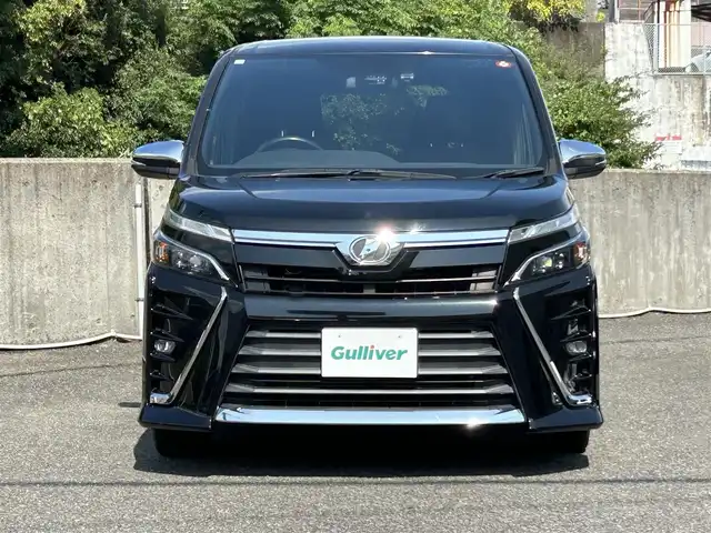 トヨタ ヴォクシー ZS 煌 長崎県 2018(平30)年 8.4万km ブラック/ホワイト ワンオーナー/プッシュスタート/スマートキー/純正SDナビ(FM/AM/フルセグ/SD/BT)/純正フリップダウンモニター/バックカメラ/両側パワスラ/ビルトインETC/ナビ連動型ドラレコ/DUALエアコン/クルーズコントロール/純正フロアマット/ドアバイザー/純正16インチアルミ/ABS/横滑り防止装置/オートライト/アダプティブハイビーム/SRSダブルエアバッグ/衝突被害軽減ブレーキ/ISOFIX/車輛取扱説明書/ナビ取扱説明書/保証書