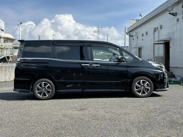 トヨタ ヴォクシー ZS 煌 長崎県 2018(平30)年 8.4万km ブラック/ホワイト ワンオーナー/プッシュスタート/スマートキー/純正SDナビ(FM/AM/フルセグ/SD/BT)/純正フリップダウンモニター/バックカメラ/両側パワスラ/ビルトインETC/ナビ連動型ドラレコ/DUALエアコン/クルーズコントロール/純正フロアマット/ドアバイザー/純正16インチアルミ/ABS/横滑り防止装置/オートライト/アダプティブハイビーム/SRSダブルエアバッグ/衝突被害軽減ブレーキ/ISOFIX/車輛取扱説明書/ナビ取扱説明書/保証書