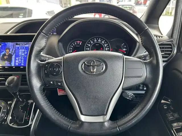 トヨタ ヴォクシー ZS 煌 長崎県 2018(平30)年 8.4万km ブラック/ホワイト ワンオーナー/プッシュスタート/スマートキー/純正SDナビ(FM/AM/フルセグ/SD/BT)/純正フリップダウンモニター/バックカメラ/両側パワスラ/ビルトインETC/ナビ連動型ドラレコ/DUALエアコン/クルーズコントロール/純正フロアマット/ドアバイザー/純正16インチアルミ/ABS/横滑り防止装置/オートライト/アダプティブハイビーム/SRSダブルエアバッグ/衝突被害軽減ブレーキ/ISOFIX/車輛取扱説明書/ナビ取扱説明書/保証書