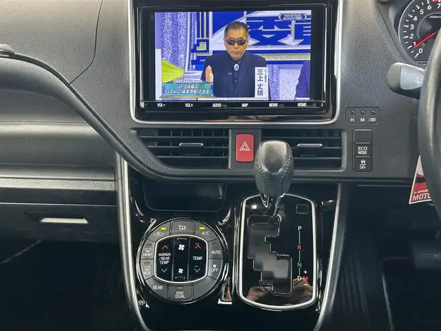トヨタ ヴォクシー ZS 煌 長崎県 2018(平30)年 8.4万km ブラック/ホワイト ワンオーナー/プッシュスタート/スマートキー/純正SDナビ(FM/AM/フルセグ/SD/BT)/純正フリップダウンモニター/バックカメラ/両側パワスラ/ビルトインETC/ナビ連動型ドラレコ/DUALエアコン/クルーズコントロール/純正フロアマット/ドアバイザー/純正16インチアルミ/ABS/横滑り防止装置/オートライト/アダプティブハイビーム/SRSダブルエアバッグ/衝突被害軽減ブレーキ/ISOFIX/車輛取扱説明書/ナビ取扱説明書/保証書