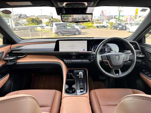 トヨタ クラウン スポーツ Z 宮城県 2024(令6)年 2.5万km プレシャスホワイトパール パノラマルーフ/サンドブラウン内装/サンドブラウン革シート/＝＝＝/セーフティセンス/・プリクラッシュセーフティ/・緊急時操舵支援/・フロントクロストラフィックアラート/・レーンチェンジアシスト/・レーントレーシングアシスト/・レーンディパーチャーアラート/・レーダークルーズコントロール/・アダプティブハイビームシステム/・ロードサインアシスト/・ドライバー異常時対応システム/・プロアクティブドライビングアシスト/・発進遅れ告知機能/トヨタチームメイト/・アドバンストドライブ/・リモート機能付アドバストパーク/パーキングサポートブレーキ/ブラインドスポットモニター/安心降車アシスト/ヘッドアップディスプレイ/デジタルインナーミラー/パノラミックビューモニター/12.3インチディスプレイオーディオ/・コネクティッドナビ/・フルセグTV/・AppleCarPlay/AndroidAuto/ETC2.0/ドライブレコーダー/ハンズフリーパワーバックドア/ステアヒーター/シートヒーター/ベンチレーション/パワーシート