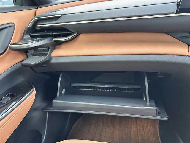 トヨタ クラウン スポーツ Z 宮城県 2024(令6)年 2.5万km プレシャスホワイトパール パノラマルーフ/サンドブラウン内装/サンドブラウン革シート/＝＝＝/セーフティセンス/・プリクラッシュセーフティ/・緊急時操舵支援/・フロントクロストラフィックアラート/・レーンチェンジアシスト/・レーントレーシングアシスト/・レーンディパーチャーアラート/・レーダークルーズコントロール/・アダプティブハイビームシステム/・ロードサインアシスト/・ドライバー異常時対応システム/・プロアクティブドライビングアシスト/・発進遅れ告知機能/トヨタチームメイト/・アドバンストドライブ/・リモート機能付アドバストパーク/パーキングサポートブレーキ/ブラインドスポットモニター/安心降車アシスト/ヘッドアップディスプレイ/デジタルインナーミラー/パノラミックビューモニター/12.3インチディスプレイオーディオ/・コネクティッドナビ/・フルセグTV/・AppleCarPlay/AndroidAuto/ETC2.0/ドライブレコーダー/ハンズフリーパワーバックドア/ステアヒーター/シートヒーター/ベンチレーション/パワーシート