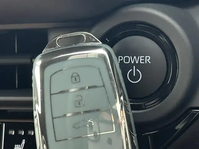 トヨタ クラウン スポーツ Z 道央・札幌 2025(令7)年 0.2万km パールⅡ ・４WD/・メーカーナビ/　BT/USB/フルセグ/miracast/・パノラミックビューモニター/・ビルトインETC2.0/・デジタルインナーミラー/・ワイヤレス充電/・AC100V/1500W/・トヨタセーフティセンス/・レーダークルーズコントロール/・オートハイビーム/・クリアランスソナー/・PCS/・LDA/・BSM/・HUD/・PDA/・RCTA/・PKSB/・SEA/・RCA/・レザーシート/・前席シートヒーター/・前席シートベンチレーション/・LEDヘッドライト/・フォグライト/・オートライト/・プッシュスタート/・スマートキー/・フロアマット