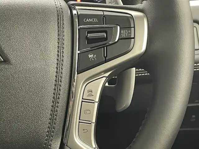 三菱 デリカＤ：５ シャモニー 茨城県 2025(令7)年 0.1千km グラファイトグレーメタリック/ブラックマイカ CHAMONIX (8人)/4WD　e-Assist/電動ステップレス/D:5専用11型ナビゲーション/・フルセグＴＶ/・ＣＤ/・ＤＶＤ/・Bluetooth/全周囲モニター/12.8型後席用モニター/衝突被害軽減ブレーキ/追従型クルーズコントロール/両側パワースライドドア/パワーシート/レザーシート/シートヒーター/ステアリングヒーター/電動リヤゲート/プッシュスタート/スマートキー/スペアキー