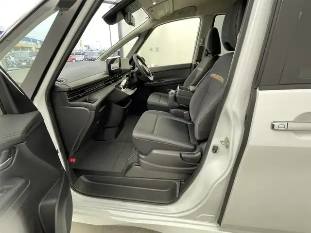 日産 セレナ e－パワー ハイウェイスター V 群馬県 2025(令7)年 0.1千km 白 登録済未使用車　純正１２．３インチメモリナビ　フリップダウンモニター　アラウンドビューモニター　プロパイロット　両側パワースライドドア　ワイヤレス充電器　ＢＳＭ　デジタルインターミラー　ＥＴＣ