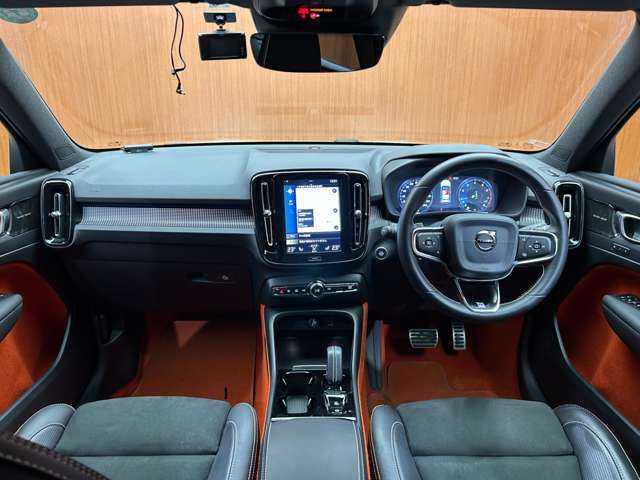 ボルボ ＸＣ４０ T4 AWD Rデザイン 千葉県 2020(令2)年 3.9万km クリスタルホワイトP ＡＣＣ　/パノラマＳＲ　/ｈａｒｍａｎｋａｒｄｏｎサウンド　/半革　/ナビ　/ＴＶ　/３６０°/Ｂｌｕｅｔｏｏｔｈ接続　/シートＨ　/電動リアゲート　/パーキングアシスト　/衝突軽減Ｂ　/ＢＳＭ　/ＬＫＡ　/ＥＴＣ　/１オーナー