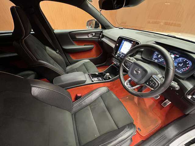 ボルボ ＸＣ４０ T4 AWD Rデザイン 千葉県 2020(令2)年 3.9万km クリスタルホワイトP ＡＣＣ　/パノラマＳＲ　/ｈａｒｍａｎｋａｒｄｏｎサウンド　/半革　/ナビ　/ＴＶ　/３６０°/Ｂｌｕｅｔｏｏｔｈ接続　/シートＨ　/電動リアゲート　/パーキングアシスト　/衝突軽減Ｂ　/ＢＳＭ　/ＬＫＡ　/ＥＴＣ　/１オーナー
