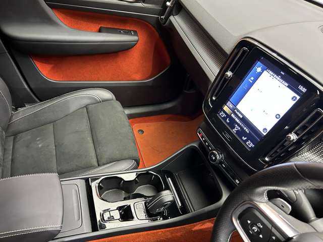 ボルボ ＸＣ４０ T4 AWD Rデザイン 千葉県 2020(令2)年 3.9万km クリスタルホワイトP ＡＣＣ　/パノラマＳＲ　/ｈａｒｍａｎｋａｒｄｏｎサウンド　/半革　/ナビ　/ＴＶ　/３６０°/Ｂｌｕｅｔｏｏｔｈ接続　/シートＨ　/電動リアゲート　/パーキングアシスト　/衝突軽減Ｂ　/ＢＳＭ　/ＬＫＡ　/ＥＴＣ　/１オーナー