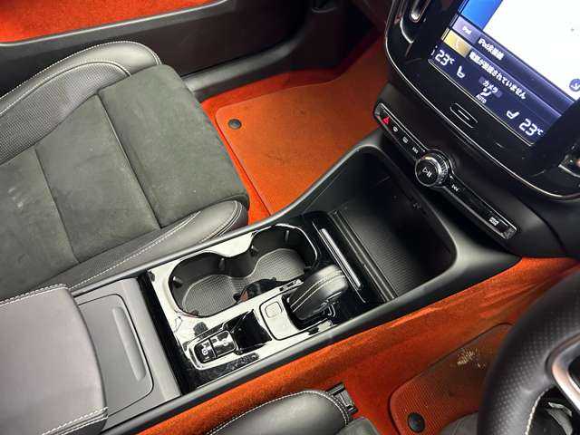 ボルボ ＸＣ４０ T4 AWD Rデザイン 千葉県 2020(令2)年 3.9万km クリスタルホワイトP ＡＣＣ　/パノラマＳＲ　/ｈａｒｍａｎｋａｒｄｏｎサウンド　/半革　/ナビ　/ＴＶ　/３６０°/Ｂｌｕｅｔｏｏｔｈ接続　/シートＨ　/電動リアゲート　/パーキングアシスト　/衝突軽減Ｂ　/ＢＳＭ　/ＬＫＡ　/ＥＴＣ　/１オーナー