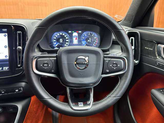ボルボ ＸＣ４０ T4 AWD Rデザイン 千葉県 2020(令2)年 3.9万km クリスタルホワイトP ＡＣＣ　/パノラマＳＲ　/ｈａｒｍａｎｋａｒｄｏｎサウンド　/半革　/ナビ　/ＴＶ　/３６０°/Ｂｌｕｅｔｏｏｔｈ接続　/シートＨ　/電動リアゲート　/パーキングアシスト　/衝突軽減Ｂ　/ＢＳＭ　/ＬＫＡ　/ＥＴＣ　/１オーナー