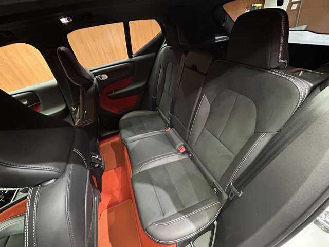 ボルボ ＸＣ４０ T4 AWD Rデザイン 千葉県 2020(令2)年 3.9万km クリスタルホワイトP ＡＣＣ　/パノラマＳＲ　/ｈａｒｍａｎｋａｒｄｏｎサウンド　/半革　/ナビ　/ＴＶ　/３６０°/Ｂｌｕｅｔｏｏｔｈ接続　/シートＨ　/電動リアゲート　/パーキングアシスト　/衝突軽減Ｂ　/ＢＳＭ　/ＬＫＡ　/ＥＴＣ　/１オーナー