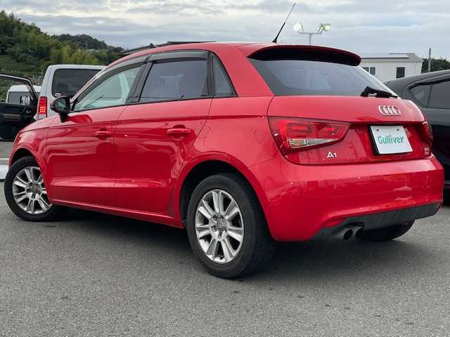 アウディ Ａ１ スポーツバック 1．4TFSI 静岡県 2014(平26)年 4.3万km 赤 純正ナビ/（AM/FM/ワンセグTV/Bluetooth/CD）/MTモード付AT/純正15inAW/キセノンヘッドライト/ETC/横滑り防止機能/オートライト/電動格納ミラー/ステアリングスイッチ/純正フロアマット/スマートキー/プッシュスタート/スペアキー1/保証証/取扱説明書