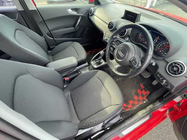 アウディ Ａ１ スポーツバック 1．4TFSI 静岡県 2014(平26)年 4.3万km 赤 純正ナビ/（AM/FM/ワンセグTV/Bluetooth/CD）/MTモード付AT/純正15inAW/キセノンヘッドライト/ETC/横滑り防止機能/オートライト/電動格納ミラー/ステアリングスイッチ/純正フロアマット/スマートキー/プッシュスタート/スペアキー1/保証証/取扱説明書