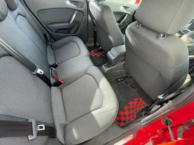 アウディ Ａ１ スポーツバック 1．4TFSI 静岡県 2014(平26)年 4.3万km 赤 純正ナビ/（AM/FM/ワンセグTV/Bluetooth/CD）/MTモード付AT/純正15inAW/キセノンヘッドライト/ETC/横滑り防止機能/オートライト/電動格納ミラー/ステアリングスイッチ/純正フロアマット/スマートキー/プッシュスタート/スペアキー1/保証証/取扱説明書