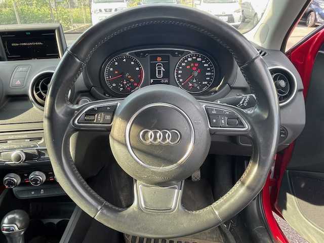 アウディ Ａ１ スポーツバック 1．4TFSI 静岡県 2014(平26)年 4.3万km 赤 純正ナビ/（AM/FM/ワンセグTV/Bluetooth/CD）/MTモード付AT/純正15inAW/キセノンヘッドライト/ETC/横滑り防止機能/オートライト/電動格納ミラー/ステアリングスイッチ/純正フロアマット/スマートキー/プッシュスタート/スペアキー1/保証証/取扱説明書