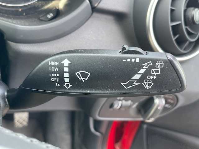 アウディ Ａ１ スポーツバック 1．4TFSI 静岡県 2014(平26)年 4.3万km 赤 純正ナビ/（AM/FM/ワンセグTV/Bluetooth/CD）/MTモード付AT/純正15inAW/キセノンヘッドライト/ETC/横滑り防止機能/オートライト/電動格納ミラー/ステアリングスイッチ/純正フロアマット/スマートキー/プッシュスタート/スペアキー1/保証証/取扱説明書