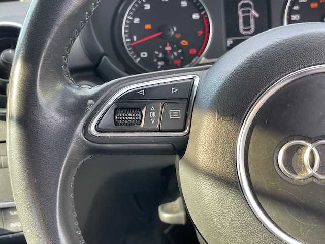 アウディ Ａ１ スポーツバック 1．4TFSI 静岡県 2014(平26)年 4.3万km 赤 純正ナビ/（AM/FM/ワンセグTV/Bluetooth/CD）/MTモード付AT/純正15inAW/キセノンヘッドライト/ETC/横滑り防止機能/オートライト/電動格納ミラー/ステアリングスイッチ/純正フロアマット/スマートキー/プッシュスタート/スペアキー1/保証証/取扱説明書