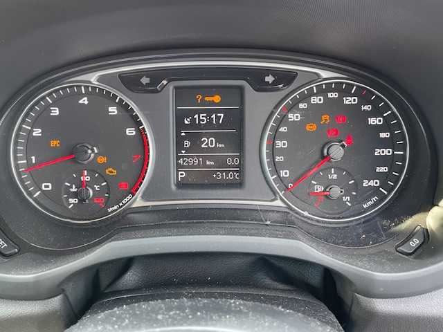 アウディ Ａ１ スポーツバック 1．4TFSI 静岡県 2014(平26)年 4.3万km 赤 純正ナビ/（AM/FM/ワンセグTV/Bluetooth/CD）/MTモード付AT/純正15inAW/キセノンヘッドライト/ETC/横滑り防止機能/オートライト/電動格納ミラー/ステアリングスイッチ/純正フロアマット/スマートキー/プッシュスタート/スペアキー1/保証証/取扱説明書