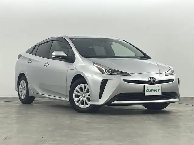 トヨタ プリウス S 福島県 2019(令1)年 5.8万km シルバーM トヨタセーフティセンス/・スマートエントリー/・スマートシステム/・車線逸脱警報装置/・盗難防止装置/・衝突被害軽減ブレーキ/・クリアソナー前後/・レーダークルーズコントロール/・レーンキープアシスト/・オートマチックハイビーム/社外7インチナビ/・型番：AVIC-R2502/・BT/USB/AUX/CD/DVD/FM/AM/・バックカメラ/・ドライブレコーダー/革張りステアリング/・ステアリングスイッチ/プッシュスタート/・スマートキー/電動格納ミラー/・ウィンカーミラー/LEDヘッドライト/・オートライト/純正フロアマット/純正15インチAW