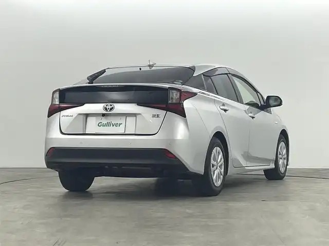 トヨタ プリウス S 福島県 2019(令1)年 5.8万km シルバーM トヨタセーフティセンス/・スマートエントリー/・スマートシステム/・車線逸脱警報装置/・盗難防止装置/・衝突被害軽減ブレーキ/・クリアソナー前後/・レーダークルーズコントロール/・レーンキープアシスト/・オートマチックハイビーム/社外7インチナビ/・型番：AVIC-R2502/・BT/USB/AUX/CD/DVD/FM/AM/・バックカメラ/・ドライブレコーダー/革張りステアリング/・ステアリングスイッチ/プッシュスタート/・スマートキー/電動格納ミラー/・ウィンカーミラー/LEDヘッドライト/・オートライト/純正フロアマット/純正15インチAW