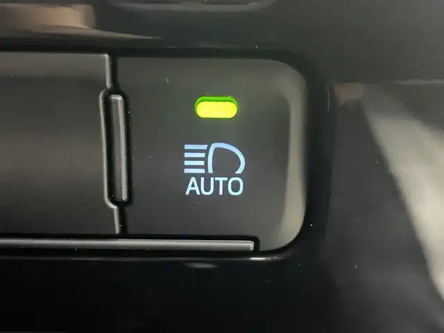 トヨタ プリウス S 福島県 2019(令1)年 5.8万km シルバーM トヨタセーフティセンス/・スマートエントリー/・スマートシステム/・車線逸脱警報装置/・盗難防止装置/・衝突被害軽減ブレーキ/・クリアソナー前後/・レーダークルーズコントロール/・レーンキープアシスト/・オートマチックハイビーム/社外7インチナビ/・型番：AVIC-R2502/・BT/USB/AUX/CD/DVD/FM/AM/・バックカメラ/・ドライブレコーダー/革張りステアリング/・ステアリングスイッチ/プッシュスタート/・スマートキー/電動格納ミラー/・ウィンカーミラー/LEDヘッドライト/・オートライト/純正フロアマット/純正15インチAW