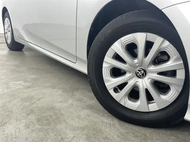 トヨタ プリウス S 福島県 2019(令1)年 5.8万km シルバーM トヨタセーフティセンス/・スマートエントリー/・スマートシステム/・車線逸脱警報装置/・盗難防止装置/・衝突被害軽減ブレーキ/・クリアソナー前後/・レーダークルーズコントロール/・レーンキープアシスト/・オートマチックハイビーム/社外7インチナビ/・型番：AVIC-R2502/・BT/USB/AUX/CD/DVD/FM/AM/・バックカメラ/・ドライブレコーダー/革張りステアリング/・ステアリングスイッチ/プッシュスタート/・スマートキー/電動格納ミラー/・ウィンカーミラー/LEDヘッドライト/・オートライト/純正フロアマット/純正15インチAW