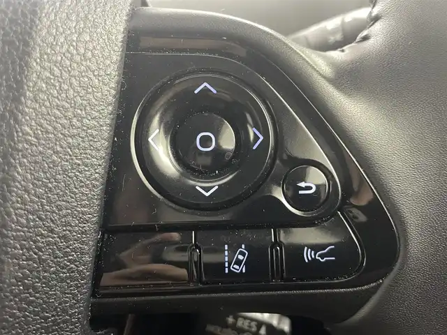 トヨタ プリウス S 福島県 2019(令1)年 5.8万km シルバーM トヨタセーフティセンス/・スマートエントリー/・スマートシステム/・車線逸脱警報装置/・盗難防止装置/・衝突被害軽減ブレーキ/・クリアソナー前後/・レーダークルーズコントロール/・レーンキープアシスト/・オートマチックハイビーム/社外7インチナビ/・型番：AVIC-R2502/・BT/USB/AUX/CD/DVD/FM/AM/・バックカメラ/・ドライブレコーダー/革張りステアリング/・ステアリングスイッチ/プッシュスタート/・スマートキー/電動格納ミラー/・ウィンカーミラー/LEDヘッドライト/・オートライト/純正フロアマット/純正15インチAW