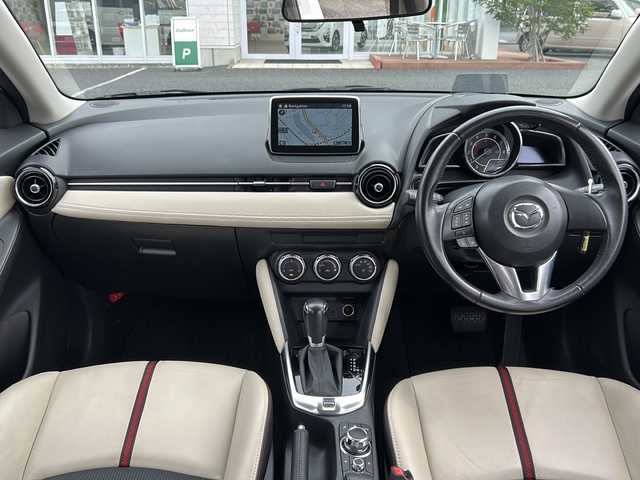マツダ デミオ 13S Lパッケージ 千葉県 2015(平27)年 4.7万km スノーフレイクホワイトパールマイカ 純正SDナビ/BlueTooth接続/USB接続/バックカメラ/ステアリングスイッチ/ウィンカーミラー/プッシュスタート/ETC/LEDヘッドライト/衝突軽減ブレーキ/スマートキー/純正アルミホイール/純正フロアマット/取扱説明書/保証書