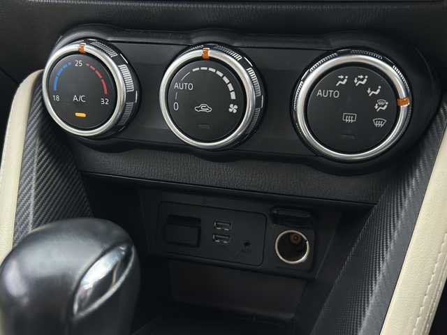 マツダ デミオ 13S Lパッケージ 千葉県 2015(平27)年 4.7万km スノーフレイクホワイトパールマイカ 純正SDナビ/BlueTooth接続/USB接続/バックカメラ/ステアリングスイッチ/ウィンカーミラー/プッシュスタート/ETC/LEDヘッドライト/衝突軽減ブレーキ/スマートキー/純正アルミホイール/純正フロアマット/取扱説明書/保証書