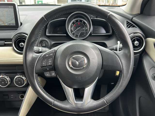 マツダ デミオ 13S Lパッケージ 千葉県 2015(平27)年 4.7万km スノーフレイクホワイトパールマイカ 純正SDナビ/BlueTooth接続/USB接続/バックカメラ/ステアリングスイッチ/ウィンカーミラー/プッシュスタート/ETC/LEDヘッドライト/衝突軽減ブレーキ/スマートキー/純正アルミホイール/純正フロアマット/取扱説明書/保証書