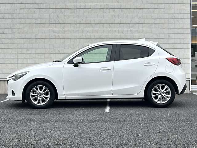 マツダ デミオ 13S Lパッケージ 千葉県 2015(平27)年 4.7万km スノーフレイクホワイトパールマイカ 純正SDナビ/BlueTooth接続/USB接続/バックカメラ/ステアリングスイッチ/ウィンカーミラー/プッシュスタート/ETC/LEDヘッドライト/衝突軽減ブレーキ/スマートキー/純正アルミホイール/純正フロアマット/取扱説明書/保証書