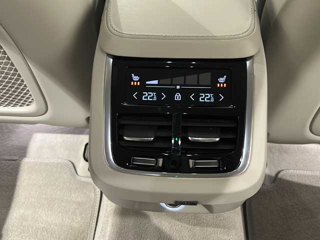ボルボ Ｖ９０ T6 AWD インスクリプション 新潟県 2018(平30)年 4.6万km マジックブルーマイカ Bowers＆Wilkins/タッチスクリーン式センターディスプレイ（9インチ）/HDDナビゲーションシステム/・TV/BT/ヘッドアップディスプレイ/ステアリングアシスト付BLIS/インターセクション・サポート/被追突時警告機能/360°ビューカメラ/アダプティブ・クルーズ・コントロール/パイロット・アシスト/レーン・キーピング・エイド/レーン・チェンジ・マージ・エイド/パーク・アシスト・パイロット/コーナリングライト/アクティブベンディングライト/シートヒーター/ベンチレーション/パワーシート/ETC/ドライブレコーダー/レーダー探知機