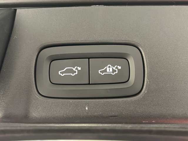 ボルボ Ｖ９０ T6 AWD インスクリプション 新潟県 2018(平30)年 4.6万km マジックブルーマイカ Bowers＆Wilkins/タッチスクリーン式センターディスプレイ（9インチ）/HDDナビゲーションシステム/・TV/BT/ヘッドアップディスプレイ/ステアリングアシスト付BLIS/インターセクション・サポート/被追突時警告機能/360°ビューカメラ/アダプティブ・クルーズ・コントロール/パイロット・アシスト/レーン・キーピング・エイド/レーン・チェンジ・マージ・エイド/パーク・アシスト・パイロット/コーナリングライト/アクティブベンディングライト/シートヒーター/ベンチレーション/パワーシート/ETC/ドライブレコーダー/レーダー探知機