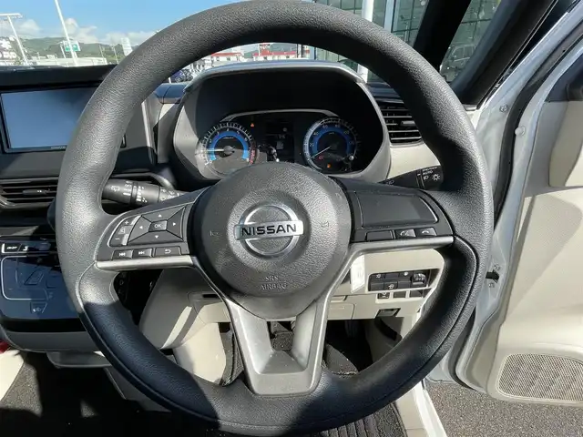 日産 ルークス X 岡山県 2022(令4)年 3.3万km ホワイトパール 登録時走行距離32988km/社外ナビ(MDV-D208BT)/　(CD/DVD/フルセグTV/Bluetooth)/全方位カメラ/コーナーセンサー/両側スライドドア/パワースライドドア/Clazzioレザー調シートカバー/ステアリングスイッチ/オートライト/ヘッドライトレベライザー/プッシュスタート/スマートキー/スペアキー×1/アイドリングストップ/ロールサンシェード/電動格納ミラー/純正フロアマット/横滑防止装置/盗難防止装置/取扱説明書/新車時整備手帳（保証書）