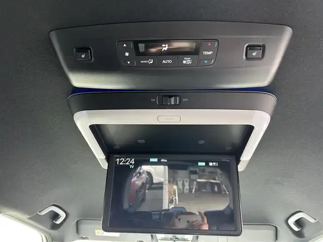 ホンダ ステップワゴン スパーダ eHEV プレミアムライン 佐賀県 2023(令5)年 3.4万km プラチナホワイトパール ワンオーナー/純正11.4型ナビ/・マルチビューカメラ/・フルセグTV/BT/CD/DVD/HDMI/純正15.6型後席モニター(VM-231FE)/純正前後ドライブレコーダー(DRH-229ND)/ホンダセンシング/・衝突軽減ブレーキ（CMBS）/・誤発進抑制機能/・後方誤発進抑制機能/・近距離衝突軽減ブレーキ/・歩行者事故低減ステアリング/・路外逸脱抑制機能/・渋滞追従機能付アダプティブクルーズコントロール（ACC）/・車線維持支援システム（LKAS）/・トラフィックジャムアシスト（渋滞運転支援機能）/・オートハイビーム/・アダプティブドライビングビーム/前後パーキングセンサー/ブラインドスポットインフォメーション/ハーフレザーシート　/1.2列目シートヒーター/2列目オットマン/パワーテールゲート　/純正17インチAW/両側パワースライドドア/LEDヘッドライト/革巻きステアリング/パドルシフト/スペアキー×1/取扱説明書/保証書