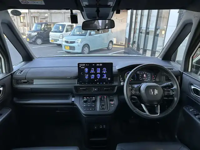 ホンダ ステップワゴン スパーダ eHEV プレミアムライン 佐賀県 2023(令5)年 3.4万km プラチナホワイトパール ワンオーナー/純正11.4型ナビ/・マルチビューカメラ/・フルセグTV/BT/CD/DVD/HDMI/純正15.6型後席モニター(VM-231FE)/純正前後ドライブレコーダー(DRH-229ND)/ホンダセンシング/・衝突軽減ブレーキ（CMBS）/・誤発進抑制機能/・後方誤発進抑制機能/・近距離衝突軽減ブレーキ/・歩行者事故低減ステアリング/・路外逸脱抑制機能/・渋滞追従機能付アダプティブクルーズコントロール（ACC）/・車線維持支援システム（LKAS）/・トラフィックジャムアシスト（渋滞運転支援機能）/・オートハイビーム/・アダプティブドライビングビーム/前後パーキングセンサー/ブラインドスポットインフォメーション/ハーフレザーシート　/1.2列目シートヒーター/2列目オットマン/パワーテールゲート　/純正17インチAW/両側パワースライドドア/LEDヘッドライト/革巻きステアリング/パドルシフト/スペアキー×1/取扱説明書/保証書