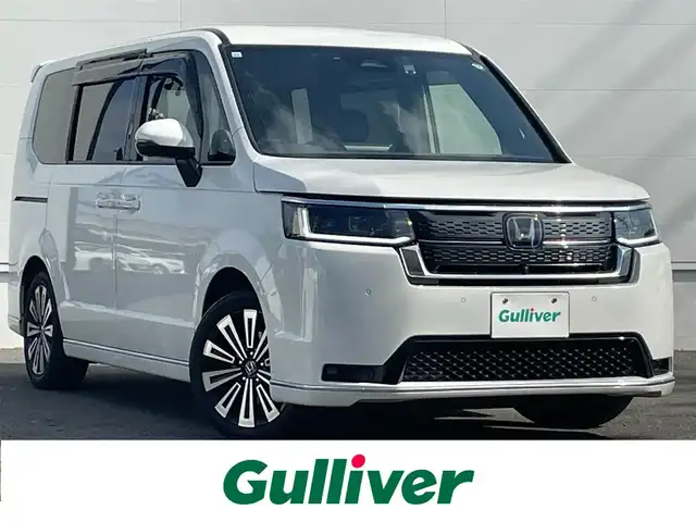 ホンダ ステップワゴン スパーダ eHEV プレミアムライン 佐賀県 2023(令5)年 3.4万km プラチナホワイトパール ワンオーナー/純正11.4型ナビ/・マルチビューカメラ/・フルセグTV/BT/CD/DVD/HDMI/純正15.6型後席モニター(VM-231FE)/純正前後ドライブレコーダー(DRH-229ND)/ホンダセンシング/・衝突軽減ブレーキ（CMBS）/・誤発進抑制機能/・後方誤発進抑制機能/・近距離衝突軽減ブレーキ/・歩行者事故低減ステアリング/・路外逸脱抑制機能/・渋滞追従機能付アダプティブクルーズコントロール（ACC）/・車線維持支援システム（LKAS）/・トラフィックジャムアシスト（渋滞運転支援機能）/・オートハイビーム/・アダプティブドライビングビーム/前後パーキングセンサー/ブラインドスポットインフォメーション/ハーフレザーシート　/1.2列目シートヒーター/2列目オットマン/パワーテールゲート　/純正17インチAW/両側パワースライドドア/LEDヘッドライト/革巻きステアリング/パドルシフト/スペアキー×1/取扱説明書/保証書