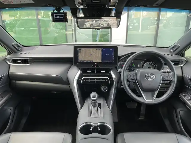 トヨタ ハリアー Z 香川県 2020(令2)年 1.6万km ホワイトパールクリスタルシャイン Toyota Safety Sense/・レーダークルーズコントロール/・レーントレーシングアシスト/・プリクラッシュセーフティ/・アダプティブハイビームシステム/・ロードサインアシスト/・インテリジェントクリアランスソナー/・ブラインドスポットモニター/・デジタルインナーミラー/・パーキングサポートブレーキ/12.3インチディスプレイオーディオ/（コネクティッドナビ対応）/→フルセグ/Bluetooth/USB/AUX/MiraCast/パノラミックビューモニター/JBLプレミアムサウンドシステム/ハンズフリーパワーバックドア/ハーフレザーシート/運転席パワーシート/LEDオートライト/ヘッドアップディスプレイ/電子パーキングブレーキ/オートブレーキホールド/革巻きステアリング/ステアリングリモコン/MTモード付AT/前後ドライブレコーダー/ビルトインETC2.0