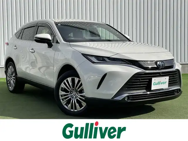 トヨタ ハリアー Z 香川県 2020(令2)年 1.6万km ホワイトパールクリスタルシャイン Toyota Safety Sense/・レーダークルーズコントロール/・レーントレーシングアシスト/・プリクラッシュセーフティ/・アダプティブハイビームシステム/・ロードサインアシスト/・インテリジェントクリアランスソナー/・ブラインドスポットモニター/・デジタルインナーミラー/・パーキングサポートブレーキ/12.3インチディスプレイオーディオ/（コネクティッドナビ対応）/→フルセグ/Bluetooth/USB/AUX/MiraCast/パノラミックビューモニター/JBLプレミアムサウンドシステム/ハンズフリーパワーバックドア/ハーフレザーシート/運転席パワーシート/LEDオートライト/ヘッドアップディスプレイ/電子パーキングブレーキ/オートブレーキホールド/革巻きステアリング/ステアリングリモコン/MTモード付AT/前後ドライブレコーダー/ビルトインETC2.0