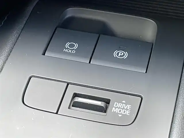 トヨタ ハリアー Z 香川県 2020(令2)年 1.6万km ホワイトパールクリスタルシャイン Toyota Safety Sense/・レーダークルーズコントロール/・レーントレーシングアシスト/・プリクラッシュセーフティ/・アダプティブハイビームシステム/・ロードサインアシスト/・インテリジェントクリアランスソナー/・ブラインドスポットモニター/・デジタルインナーミラー/・パーキングサポートブレーキ/12.3インチディスプレイオーディオ/（コネクティッドナビ対応）/→フルセグ/Bluetooth/USB/AUX/MiraCast/パノラミックビューモニター/JBLプレミアムサウンドシステム/ハンズフリーパワーバックドア/ハーフレザーシート/運転席パワーシート/LEDオートライト/ヘッドアップディスプレイ/電子パーキングブレーキ/オートブレーキホールド/革巻きステアリング/ステアリングリモコン/MTモード付AT/前後ドライブレコーダー/ビルトインETC2.0