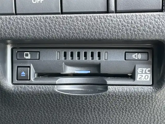 トヨタ ハリアー Z 香川県 2020(令2)年 1.6万km ホワイトパールクリスタルシャイン Toyota Safety Sense/・レーダークルーズコントロール/・レーントレーシングアシスト/・プリクラッシュセーフティ/・アダプティブハイビームシステム/・ロードサインアシスト/・インテリジェントクリアランスソナー/・ブラインドスポットモニター/・デジタルインナーミラー/・パーキングサポートブレーキ/12.3インチディスプレイオーディオ/（コネクティッドナビ対応）/→フルセグ/Bluetooth/USB/AUX/MiraCast/パノラミックビューモニター/JBLプレミアムサウンドシステム/ハンズフリーパワーバックドア/ハーフレザーシート/運転席パワーシート/LEDオートライト/ヘッドアップディスプレイ/電子パーキングブレーキ/オートブレーキホールド/革巻きステアリング/ステアリングリモコン/MTモード付AT/前後ドライブレコーダー/ビルトインETC2.0