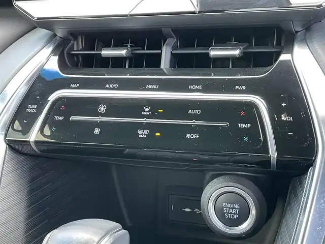 トヨタ ハリアー Z 香川県 2020(令2)年 1.6万km ホワイトパールクリスタルシャイン Toyota Safety Sense/・レーダークルーズコントロール/・レーントレーシングアシスト/・プリクラッシュセーフティ/・アダプティブハイビームシステム/・ロードサインアシスト/・インテリジェントクリアランスソナー/・ブラインドスポットモニター/・デジタルインナーミラー/・パーキングサポートブレーキ/12.3インチディスプレイオーディオ/（コネクティッドナビ対応）/→フルセグ/Bluetooth/USB/AUX/MiraCast/パノラミックビューモニター/JBLプレミアムサウンドシステム/ハンズフリーパワーバックドア/ハーフレザーシート/運転席パワーシート/LEDオートライト/ヘッドアップディスプレイ/電子パーキングブレーキ/オートブレーキホールド/革巻きステアリング/ステアリングリモコン/MTモード付AT/前後ドライブレコーダー/ビルトインETC2.0