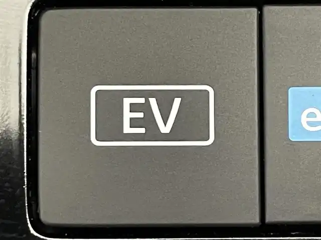 日産 エクストレイル G e－4ORCE 道央・札幌 2022(令4)年 0.5万km ブリリアントシルバー ・４WD/・ワンオーナー/・日産コネクトナビ/　USB/Bluetooth/AppleCarPlay/・アラウンドビューモニター/・デジタルインナーミラー/・ビルトインETC2.0/・ワイヤレス充電/・ヘッドアップディスプレイ/・プロパイロット/　衝突被害軽減ブレーキ/　レーンキープアシスト/　後側方車両検知警報/　衝突防止支援/　踏み間違い衝突防止/　ロードサインアシスト/・パーキングサポート/・レーダークルーズコントロール/・クリアランスソナー/・ダウンヒルアシストコントロール/・横滑り防止装置/・ABS/・オートブレーキホールド/・オートマチックハイビーム/・LEDヘッドライト/・フロントフォグランプ/・レザーシート/・D+N席シートヒーター/・社外フロアマット/・プッシュスタート/・スマートキー/・スペアキー/・取/保